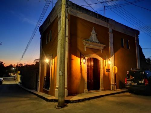 ein Gebäude mit einer Stange vor einer Straße in der Unterkunft Hotel Tihosuco Colonial in Ekpedz