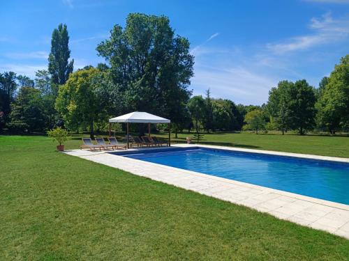 Bazén v ubytování Le Prieuré de Bourg Charente nebo v jeho okolí