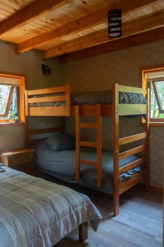 プコンにあるNidos del Alma Lodgeのキャビン内の二段ベッド付きのベッドルーム1室