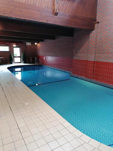 Бассейн в The Royal Lion Hotel или поблизости