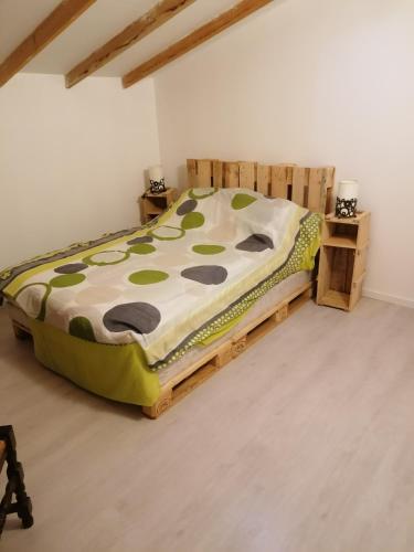 ein Schlafzimmer mit einem großen Bett in einem Zimmer in der Unterkunft superbe appartement neuf lumineux in Badens