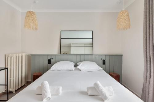 - une chambre avec un lit blanc et 2 oreillers blancs dans l'établissement Wonderful house with a nice terrasse - La Rochelle - Welkeys, à La Rochelle