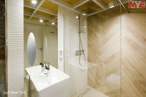 W łazience znajduje się umywalka, prysznic i lustro. w obiekcie MYE_Kamienica Sienkiewicza w Łodzi