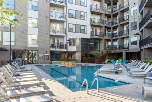 une image d'une piscine dans un immeuble d'appartements dans l'établissement Locale Music Row - Nashville, à Nashville