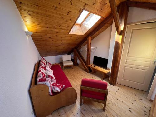 a view of a living room with a couch and a television at Charmant duplex pied de pistes Briançon in Briançon