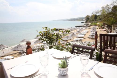 a table with a view of the beach at Sinop Antik Otel in Sinop