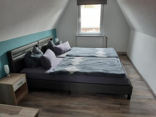 a bedroom with a bed with blue sheets and pillows at Ferienhaus Bavendorf in Thomasburg