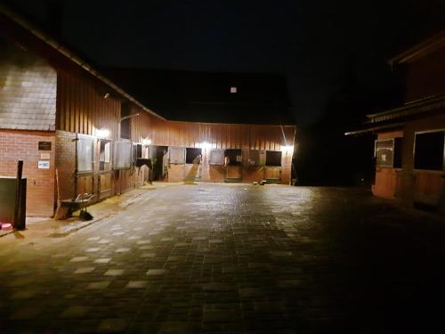 een leeg gebouw 's nachts met lichten aan bij Snow White in Kürten