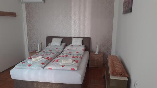 苏博蒂察Apartment Ildiko的一间卧室,配有一张红色的床