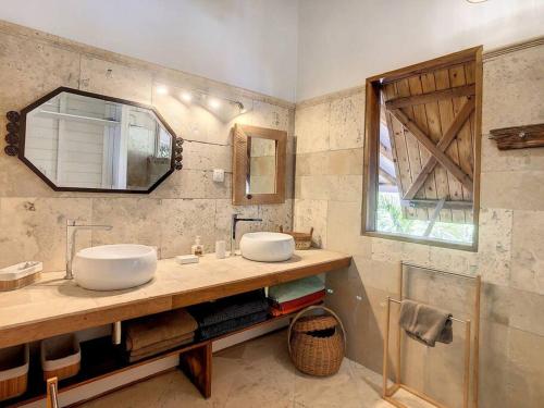La salle de bains est pourvue d'un lavabo et d'un miroir. dans l'établissement Villa Titi, à Saint-François