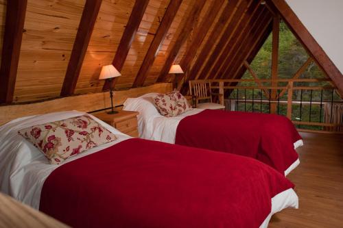 um quarto com duas camas num camarote em Lodge Rio Andino em Ushuaia