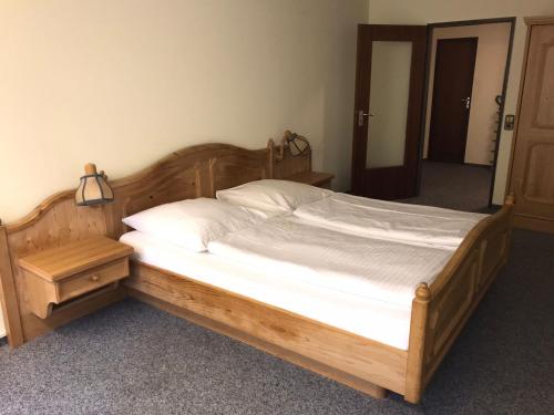 Ένα ή περισσότερα κρεβάτια σε δωμάτιο στο Hotel Quellenhof Bad Urach