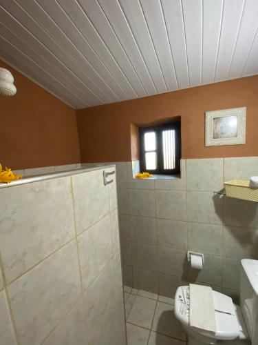 a bathroom with a toilet and a sink at Pousada Le Monte Cristo in Guaramiranga
