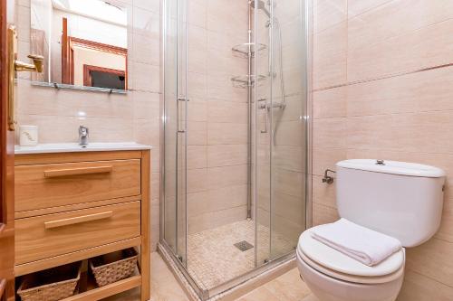 A bathroom at Sunshine Balcony- La Caleta