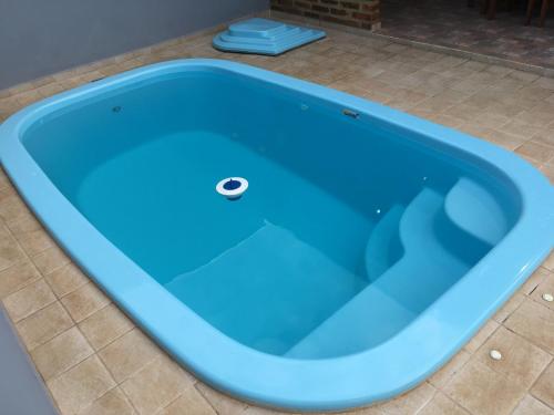 a blue bath tub sitting on a tile floor at Cantinho Estrelado - Casa automatizada com ALEXA in Brotas