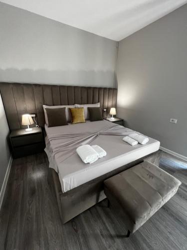 - une chambre avec un grand lit et 2 serviettes dans l'établissement Bejart Apartment 1, à Tirana