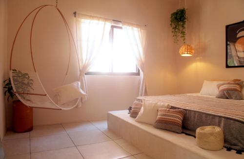 sypialnia z łóżkiem z lustrem i oknem w obiekcie La Casa Bonita w mieście Puerto Escondido