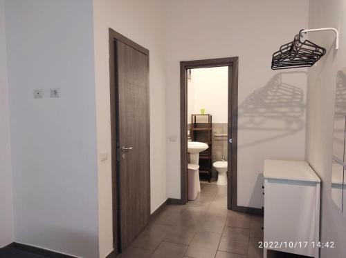 corridoio con bagno con servizi igienici e porta di Gentile holiday house a Catania
