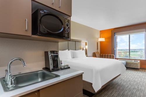 Habitación de hotel con cama y lavabo en Holiday Inn Express Rockford-Loves Park, an IHG Hotel, en Loves Park