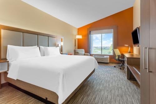 Letto o letti in una camera di Holiday Inn Express Rockford-Loves Park by IHG