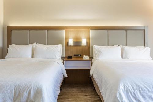 Letto o letti in una camera di Holiday Inn Express Rockford-Loves Park by IHG
