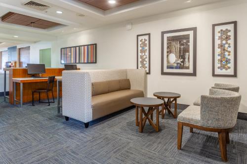 Area soggiorno di Holiday Inn Express Rockford-Loves Park by IHG