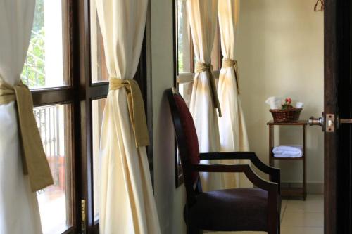 a chair sitting in front of a window at Hotel Plaza Yat Balam Anexo in Copan Ruinas