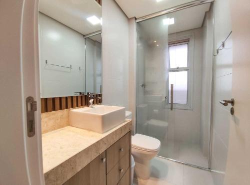 La salle de bains est pourvue d'un lavabo, de toilettes et d'une douche. dans l'établissement Alto Padrão, Home Club, vista mar e Beto Carrero, à Balneário Piçarras