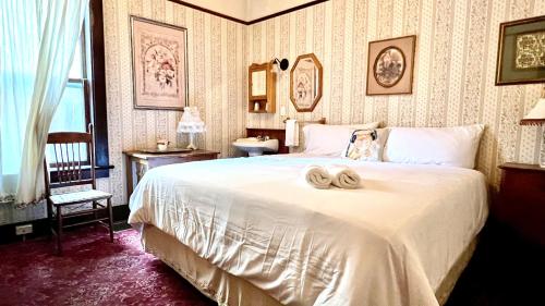 Un pat sau paturi într-o cameră la Hotel La More at The Bisbee Inn