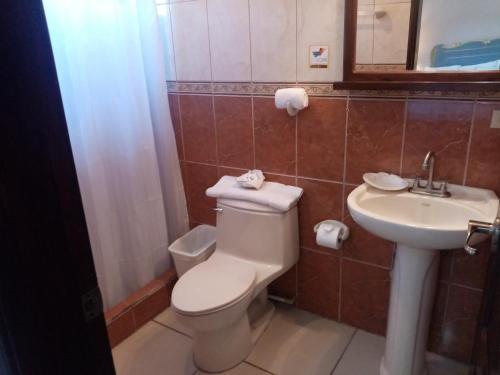 Ett badrum på Hotel Plaza Yat Balam Anexo