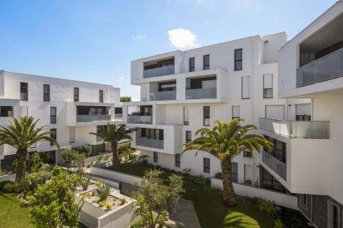 una imagen de un edificio de apartamentos con palmeras en Superb apartment with a beautiful balcony - Anglet - Welkeys, en Anglet