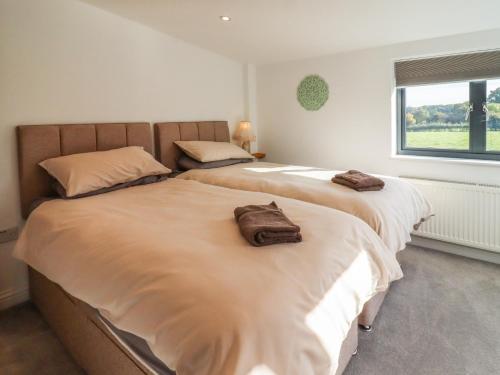 two beds sitting next to each other in a bedroom at Phoenix House in Castlemorton