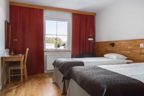 Habitación de hotel con 2 camas y ventana en Sure Hotel by Best Western Dalhall, en Åmål