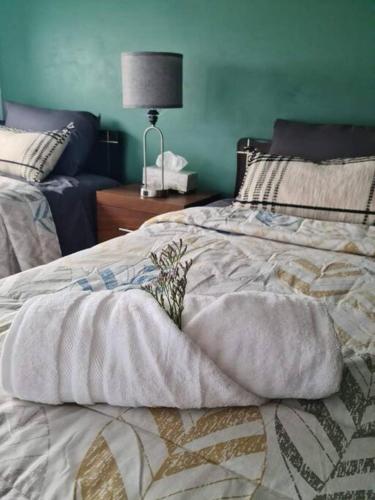 a bedroom with a bed with a blanket on it at Depa con AC y Alberca en el centro de Guadalajara in Guadalajara