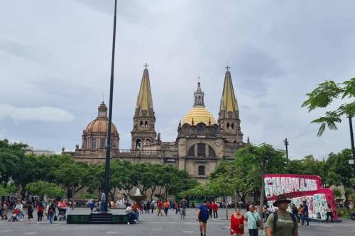 a large building with people walking in front of it at Departamento en el corazón de Guadalajara in Guadalajara