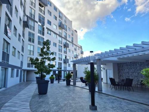 un patio esterno con pergolato di fronte a un edificio di Departamento en el corazón de Guadalajara a Guadalajara