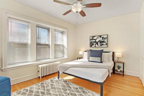 um quarto com uma cama e uma ventoinha de tecto em 1BR Relaxing Apartment in Downtown Skokie - Elm 2D em Skokie
