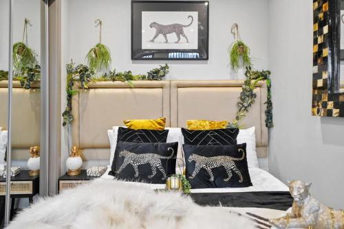 - une chambre avec un lit et des oreillers noirs et blancs dans l'établissement Luxury 1bed Studio Apt-City Centre-Wifi-Parking, à Maidstone