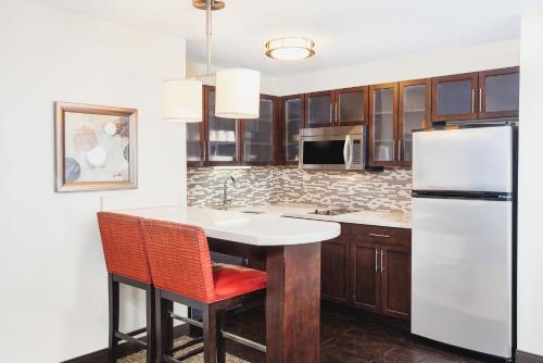 Küche/Küchenzeile in der Unterkunft Staybridge Suites Denver - Central Park by IHG