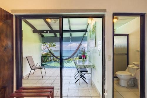 uma casa de banho com WC e vista para o oceano em Villas de la Selva em Manuel Antonio