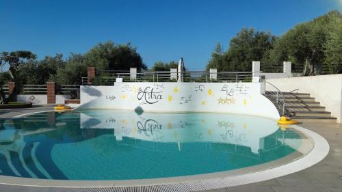een zwembad met graffiti aan de zijkant bij ASTRA B&B in Milazzo
