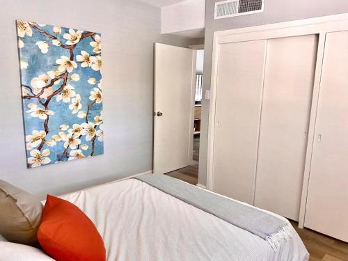 1 dormitorio con una pintura en la pared en Acogedor departamento totalmente remodelado, tranquilo y centrico, en Ciudad Juárez