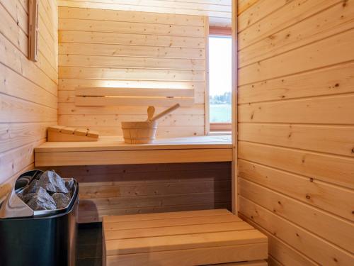 una sauna con ventana y un cubo de basura en AlmApARTment Mauterndorf Pichl 7-2, en Mauterndorf