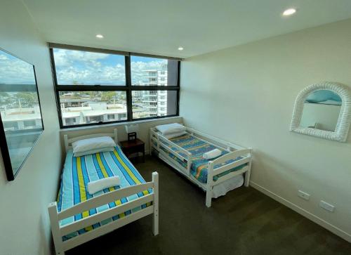Un pat sau paturi într-o cameră la Strand Beachside 802