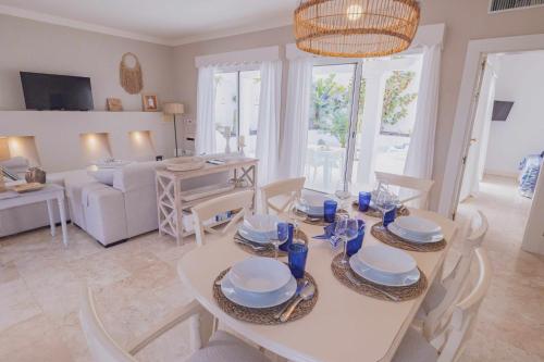 Posedenie v ubytovaní Villa Guajara Piscina Climatiz Jacuzzi Villa 714