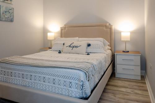 Ένα ή περισσότερα κρεβάτια σε δωμάτιο στο Luxury 1BD Apartment in Casa Costa