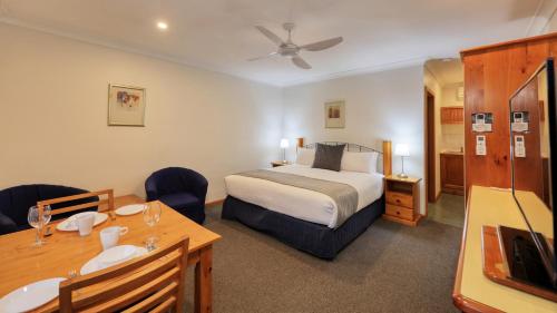 Ένα ή περισσότερα κρεβάτια σε δωμάτιο στο Colonial Motel & Apartments