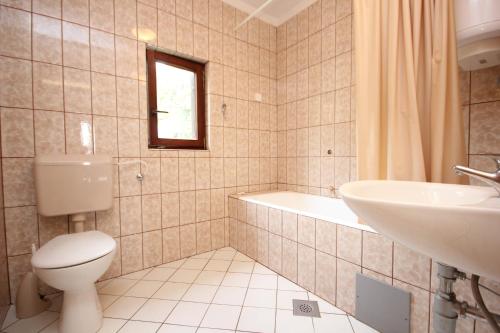 uma casa de banho com um WC e um lavatório em Apartments with a parking space Opatija - 7904 em Opatija