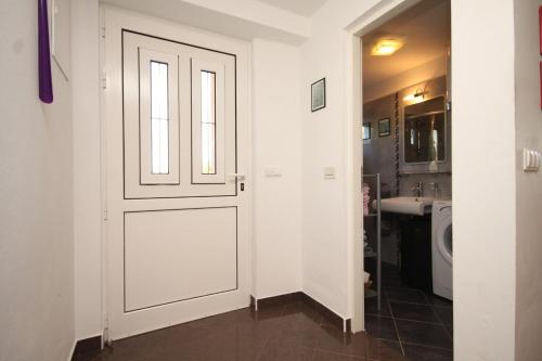 - Puerta blanca en el baño con lavabo en Apartments for families with children Zdrelac, Pasman - 8424 en Ždrelac