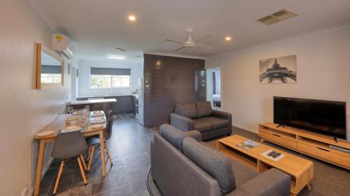 Μια τηλεόραση ή/και κέντρο ψυχαγωγίας στο Colonial Motel & Apartments